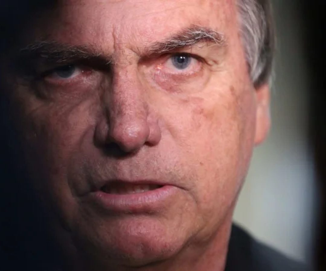 Rio de Janeiro (RJ), 29/06/2023 - O ex-presidente Jair Bolsonaro desembarca no aeroporto Santos Dumont e fala sobre o julgamento no TSE que pode torná-lo inegelível. Foto:Tânia Rêgo/Agência Brasil -  (crédito: Tânia Rêgo/Agência Brasil)