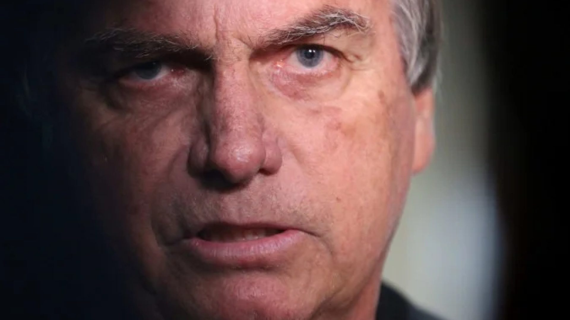 Rio de Janeiro (RJ), 29/06/2023 - O ex-presidente Jair Bolsonaro desembarca no aeroporto Santos Dumont e fala sobre o julgamento no TSE que pode torná-lo inegelível. Foto:Tânia Rêgo/Agência Brasil -  (crédito: Tânia Rêgo/Agência Brasil)