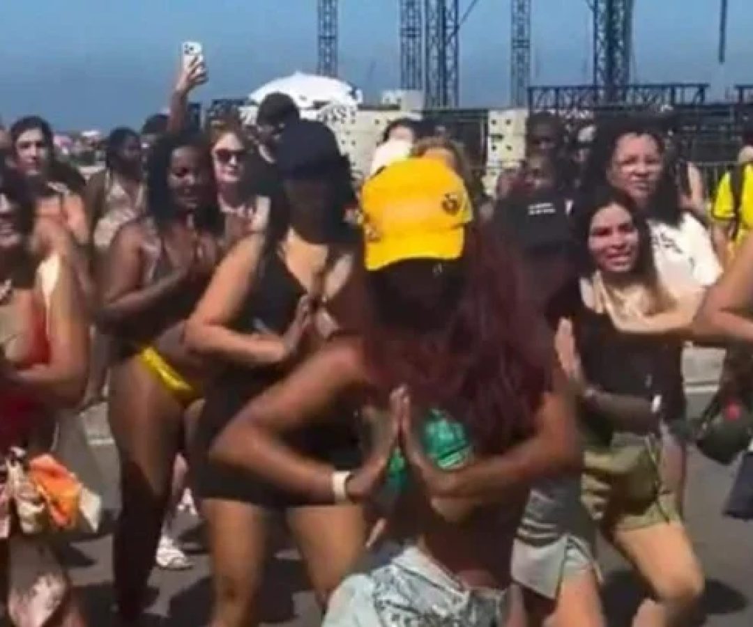 Fãs dançam Waka Waka em Copacabana antes do show de Shakira no Rio -  (crédito: Tupi)