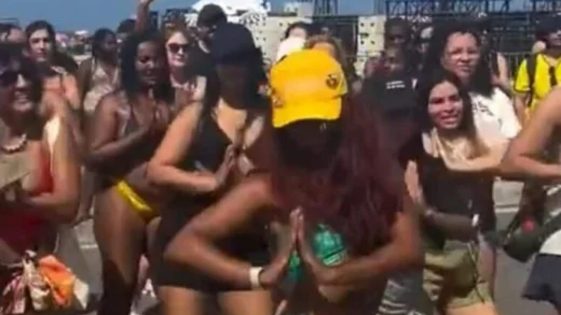 Fãs dançam Waka Waka em Copacabana antes do show de Shakira no Rio -  (crédito: Tupi)