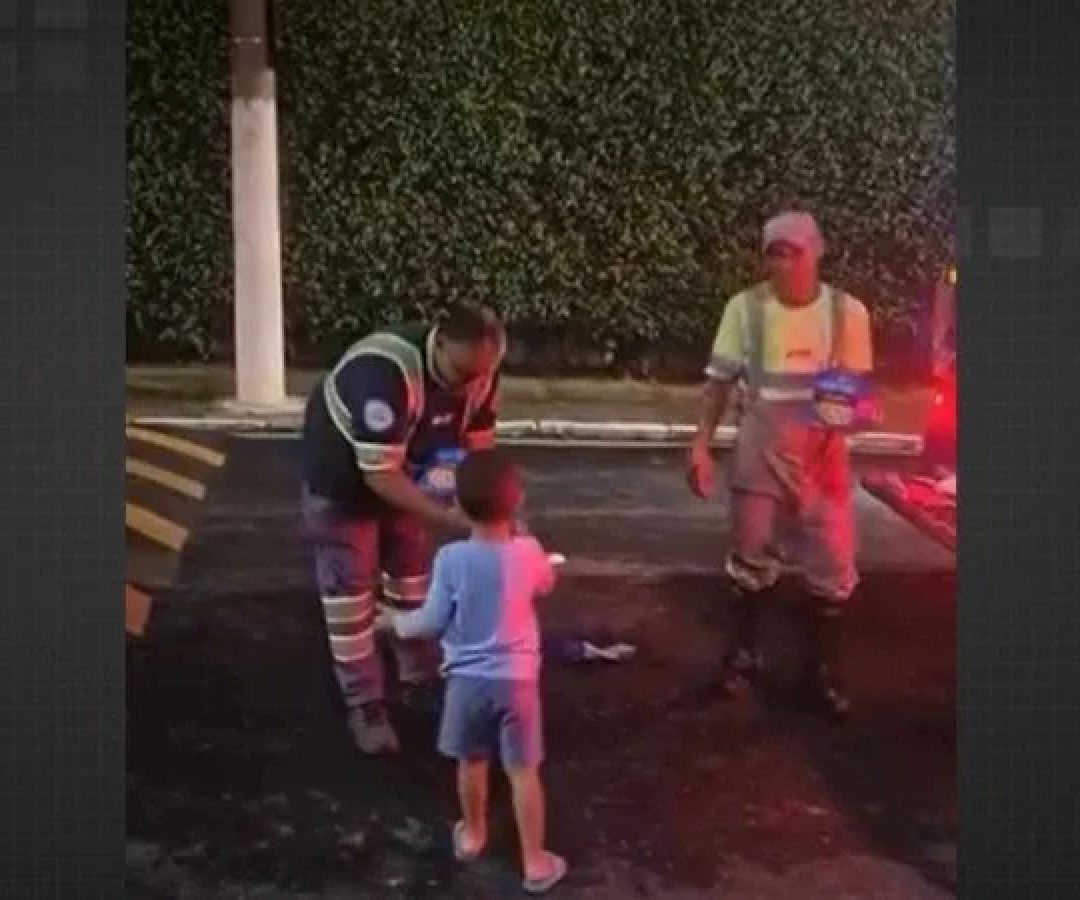 A entrega aconteceu à noite, quando o caminhão de coleta de lixo passou em frente à casa da família -  (crédito: Foto: Reprodução)