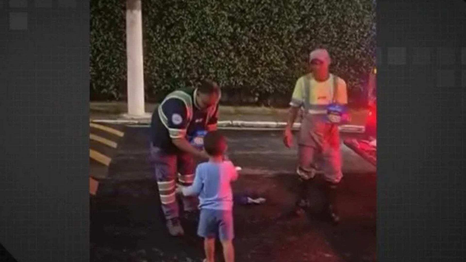 A entrega aconteceu à noite, quando o caminhão de coleta de lixo passou em frente à casa da família -  (crédito: Foto: Reprodução)
