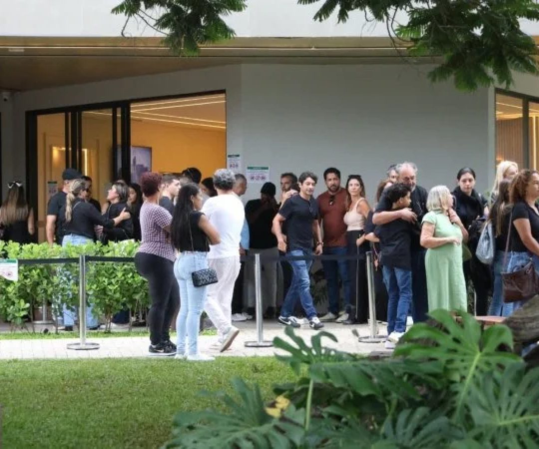 Henrique Maderite foi velado sob forte como&ccedil;&atilde;o na tarde deste domingo (8/2) no Cemit&eacute;rio Bosque da Esperan&ccedil;a, na Regi&atilde;o Norte de BH -  (crédito: Marcos Vieira/EM/D.A.Press)