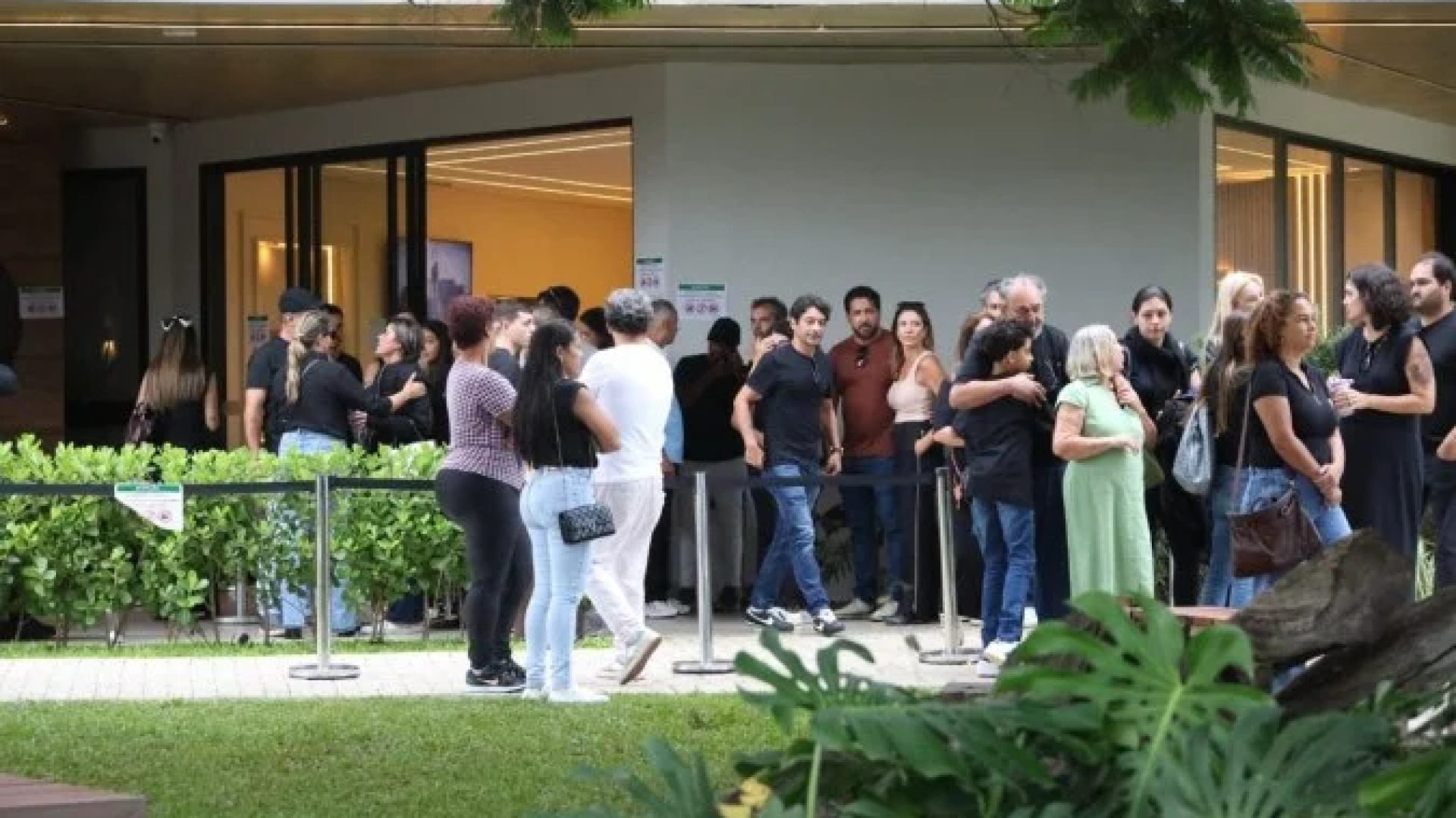 Henrique Maderite foi velado sob forte como&ccedil;&atilde;o na tarde deste domingo (8/2) no Cemit&eacute;rio Bosque da Esperan&ccedil;a, na Regi&atilde;o Norte de BH -  (crédito: Marcos Vieira/EM/D.A.Press)