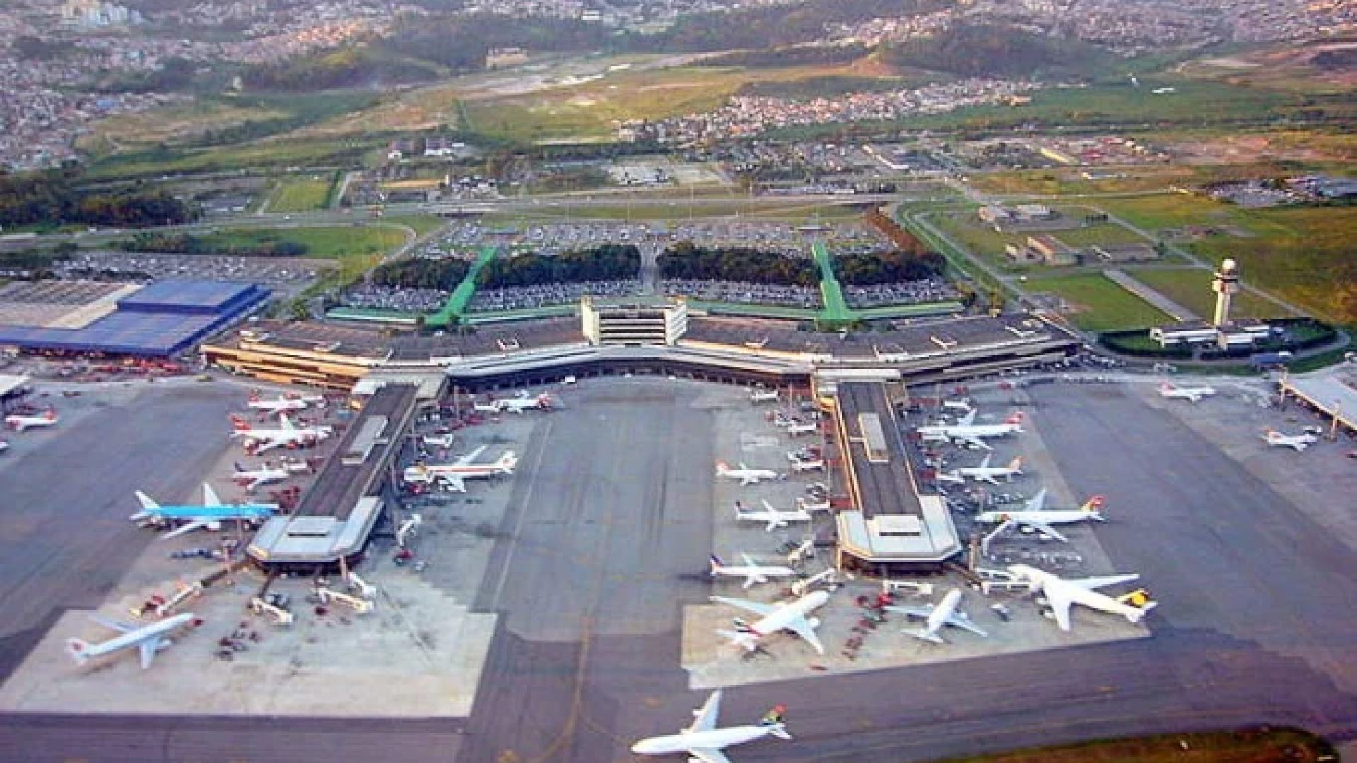 O Aeroporto Internacional de Guarulhos (GRU) -  (crédito: Andomenda - wikimedia commons)