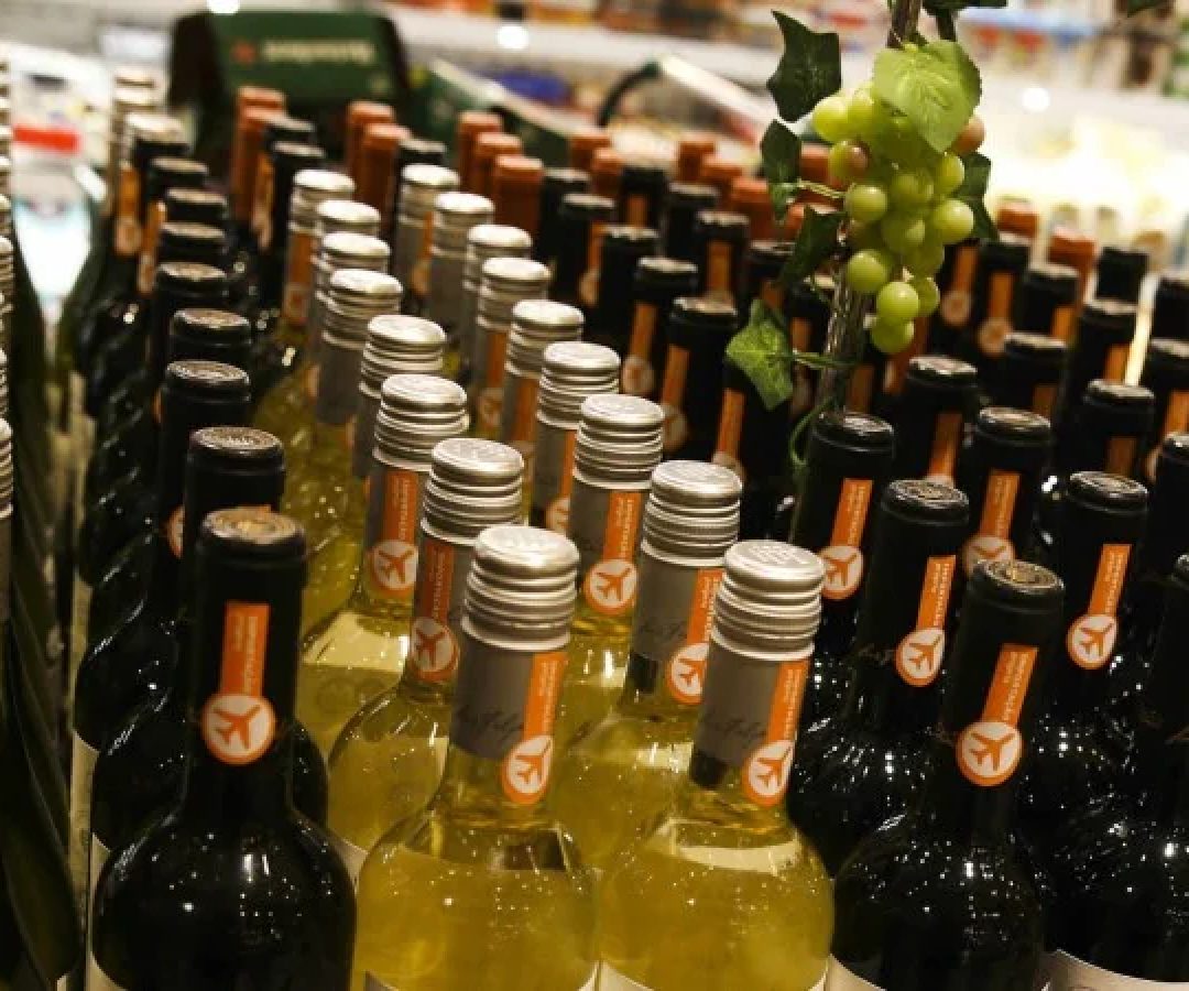 Bebidas fermentadas, como vinhos e cervejas, são mais difíceis de falsificar com aplicação de metanol por serem pouco viáveis economicamente -  (crédito: Valter Campanato/Agência Brasil)