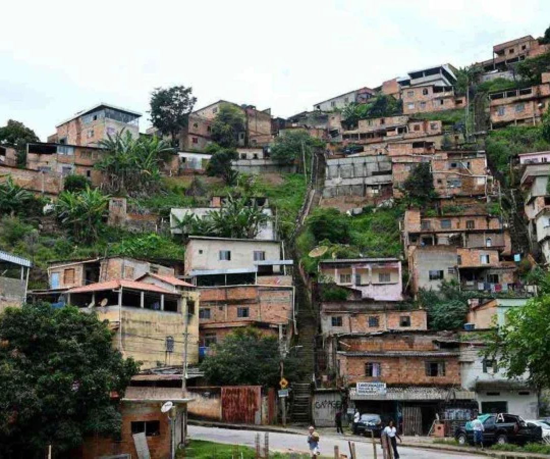 Áreas de encostas em BH, como o Bairro Taquaril, estão sob possibilidade de desabamento. autoridades apontam razões e transmitem alertas -  (crédito: Leandro Couri/EM/DA.Press)