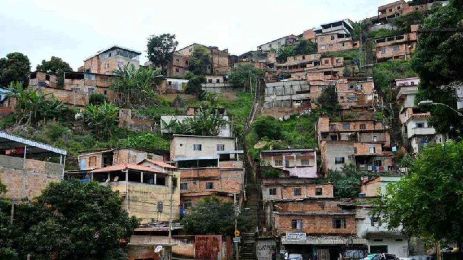 Áreas de encostas em BH, como o Bairro Taquaril, estão sob possibilidade de desabamento. autoridades apontam razões e transmitem alertas -  (crédito: Leandro Couri/EM/DA.Press)
