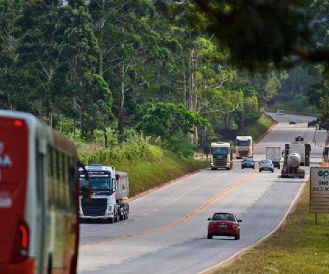 Na saída para o Rio de Janeiro, trechos como o de Nova Lima, com fluxo intenso de carros, ônibus, motos e caminhões e sem separação entre as pistas, têm grande número de acidentes -  (crédito: Leandro Couri/EM/D.A Press)
