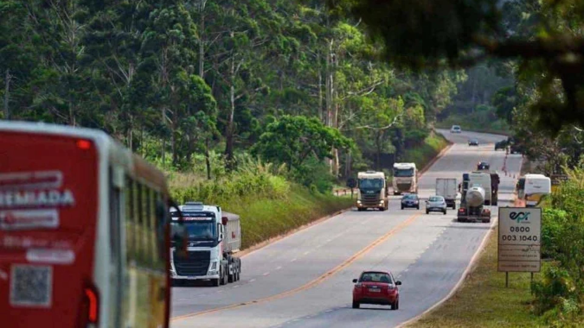 Na saída para o Rio de Janeiro, trechos como o de Nova Lima, com fluxo intenso de carros, ônibus, motos e caminhões e sem separação entre as pistas, têm grande número de acidentes -  (crédito: Leandro Couri/EM/D.A Press)