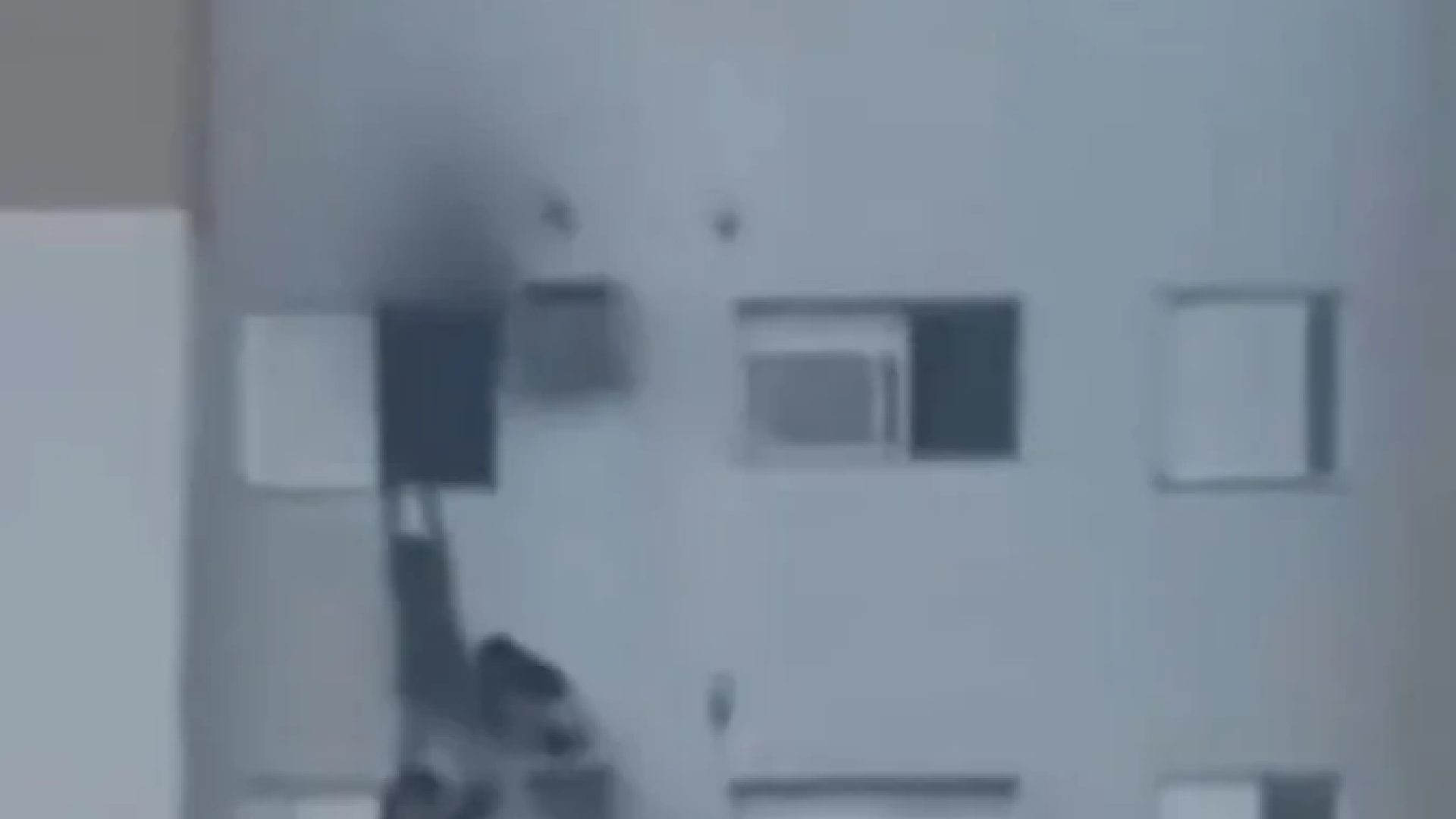 Mulher foi vista pendurada no suporte de ar-condicionado enquanto salvava mãe e sobrinha de incêndio -  (crédito: Reprodução:X)