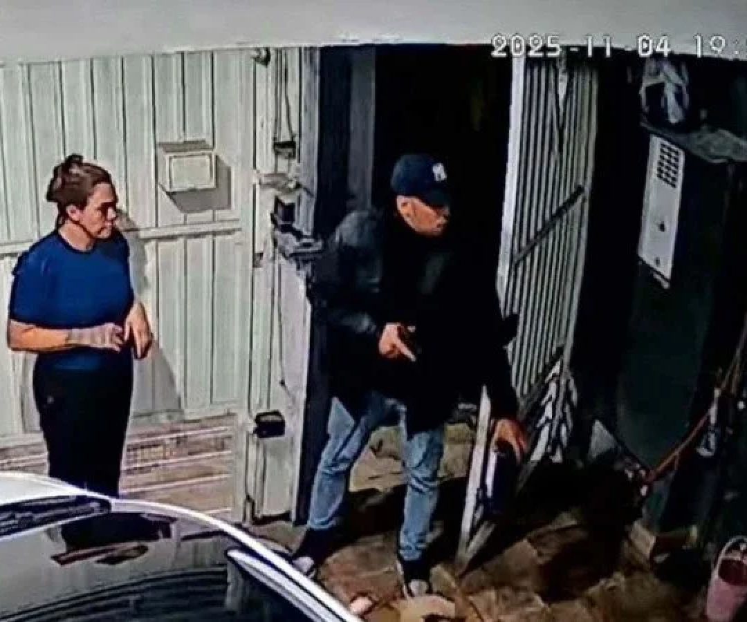 Policial Civil é preso em flagrante após roubar residência e fazer família refém em SP -  (crédito: Reprodução/Câmeras de segurança)