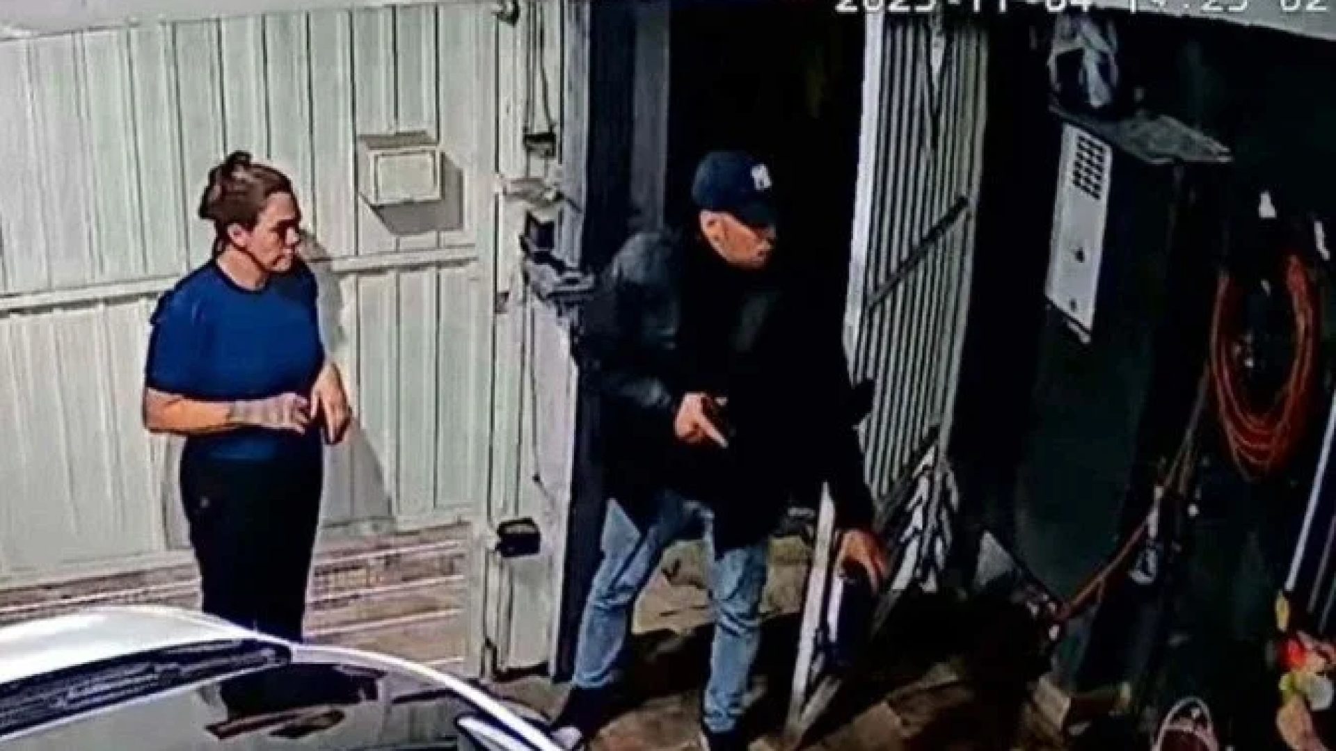 Policial Civil é preso em flagrante após roubar residência e fazer família refém em SP -  (crédito: Reprodução/Câmeras de segurança)