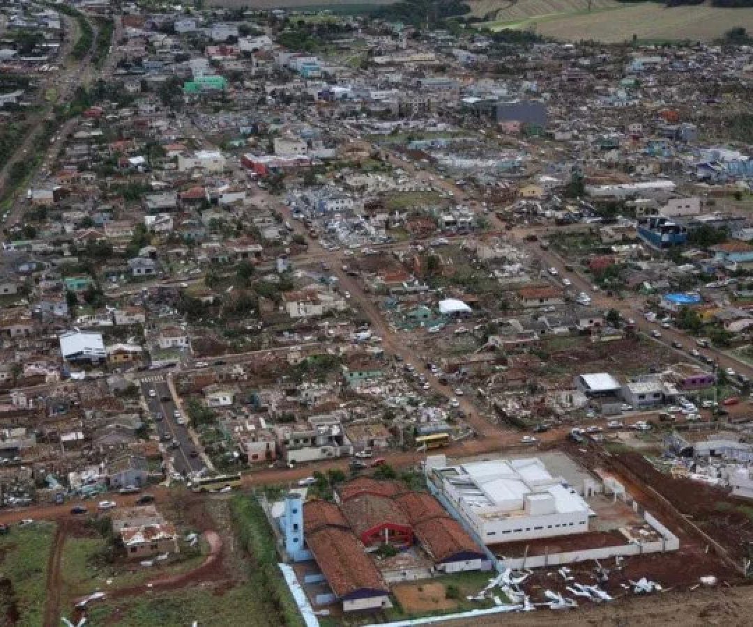 Ruas tomadas por destro&ccedil;os mostram a dimens&atilde;o dos danos causados pelo vendaval em Rio Bonito do Igua&ccedil;u, em novembro -  (crédito:  Jonathan Campos/AEN)