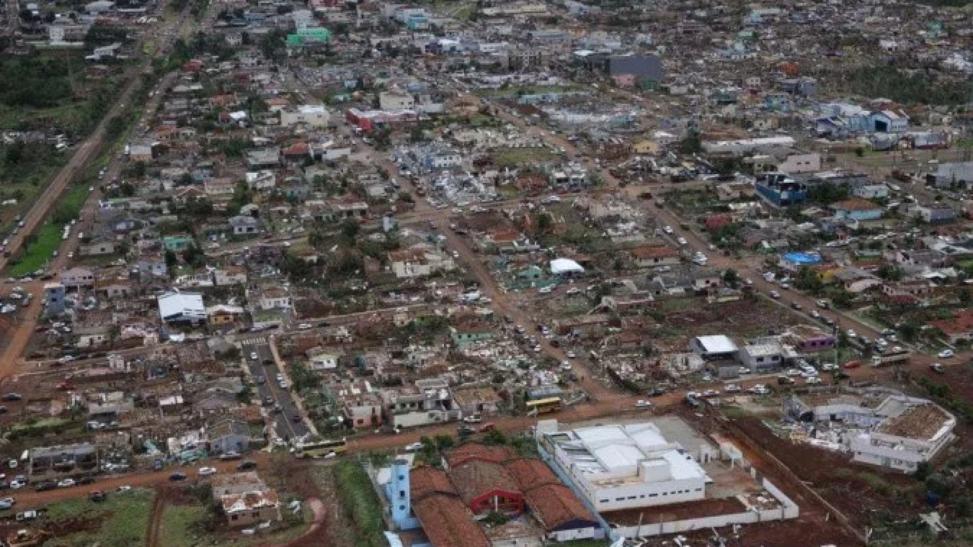 Ruas tomadas por destro&ccedil;os mostram a dimens&atilde;o dos danos causados pelo vendaval em Rio Bonito do Igua&ccedil;u, em novembro -  (crédito:  Jonathan Campos/AEN)