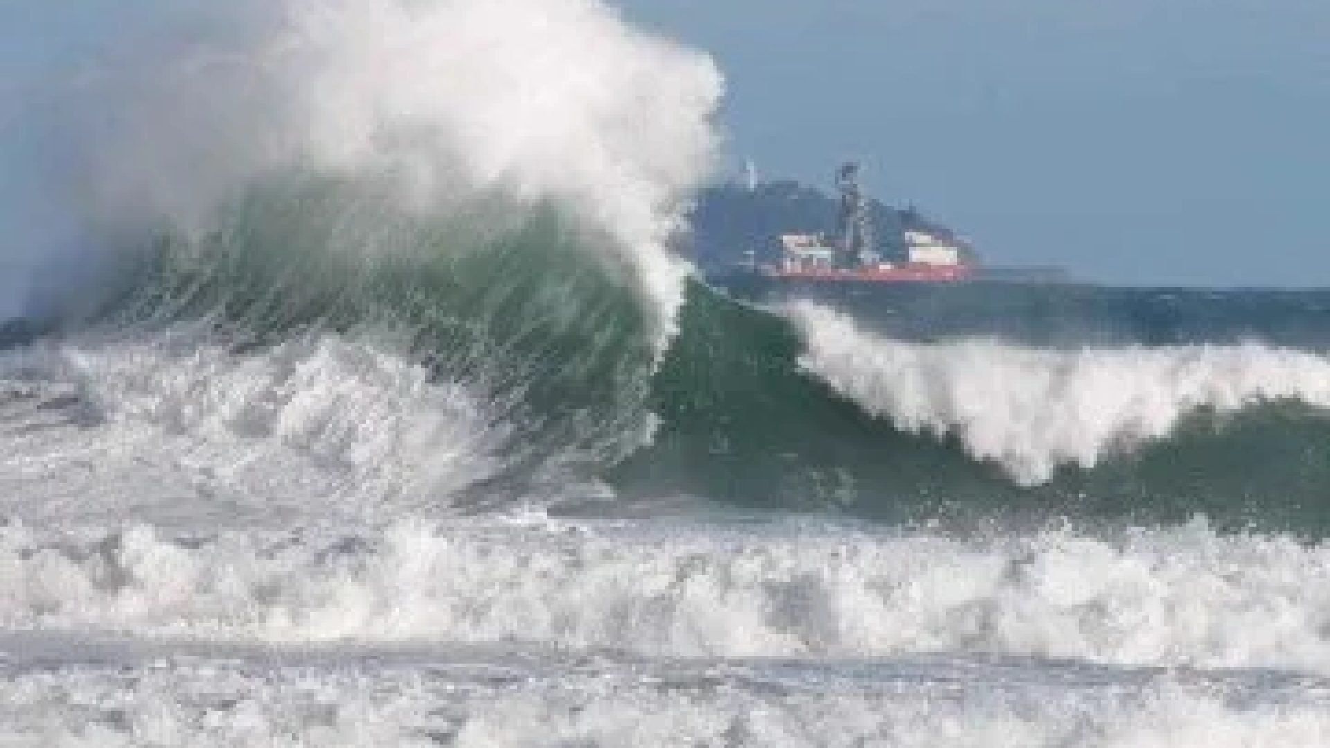 A Marinha do Brasil emitiu um alerta de ressaca para o litoral do Rio: ondas que podem alcan&ccedil;ar at&eacute; 3,5 metros -  (crédito: Fernando Fraz&atilde;o/Ag&ecirc;ncia Brasil)