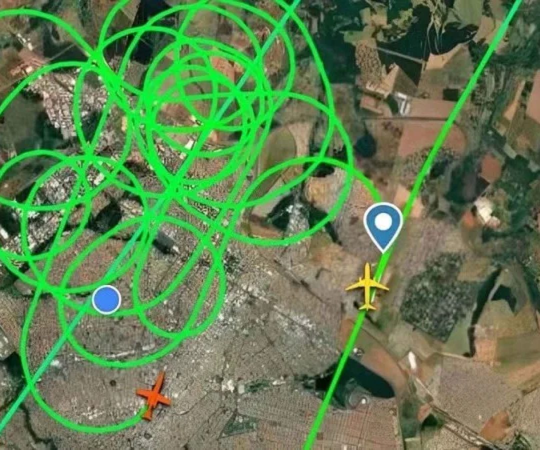 Por volta das 14h, o avi&atilde;o sobrevoou bairros no entorno do aeroporto da cidade diversas vezes. -  (crédito: Reprodu&ccedil;&atilde;o/Flightradas 24)