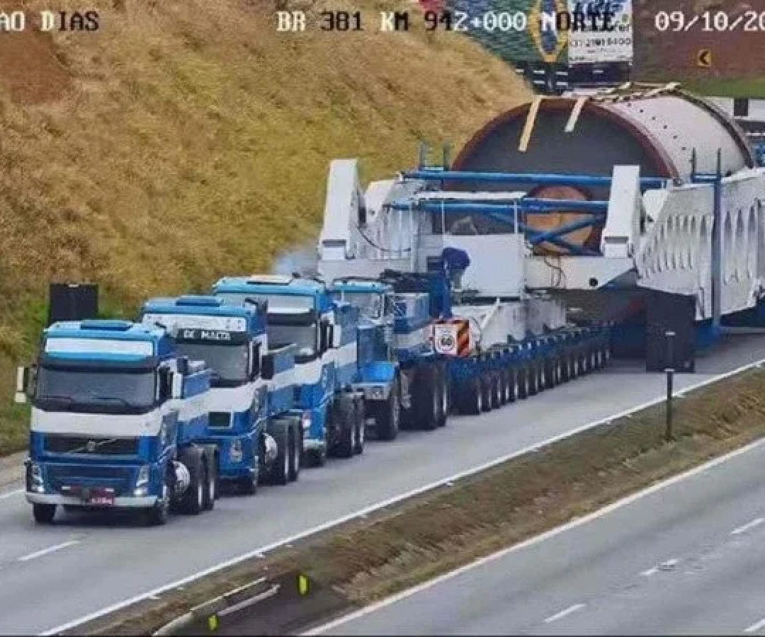 A carreta superdimensionada tem mais de 123 metros de comprimento e aproximadamente 600 toneladas -  (crédito: PMRv/Reprodução)