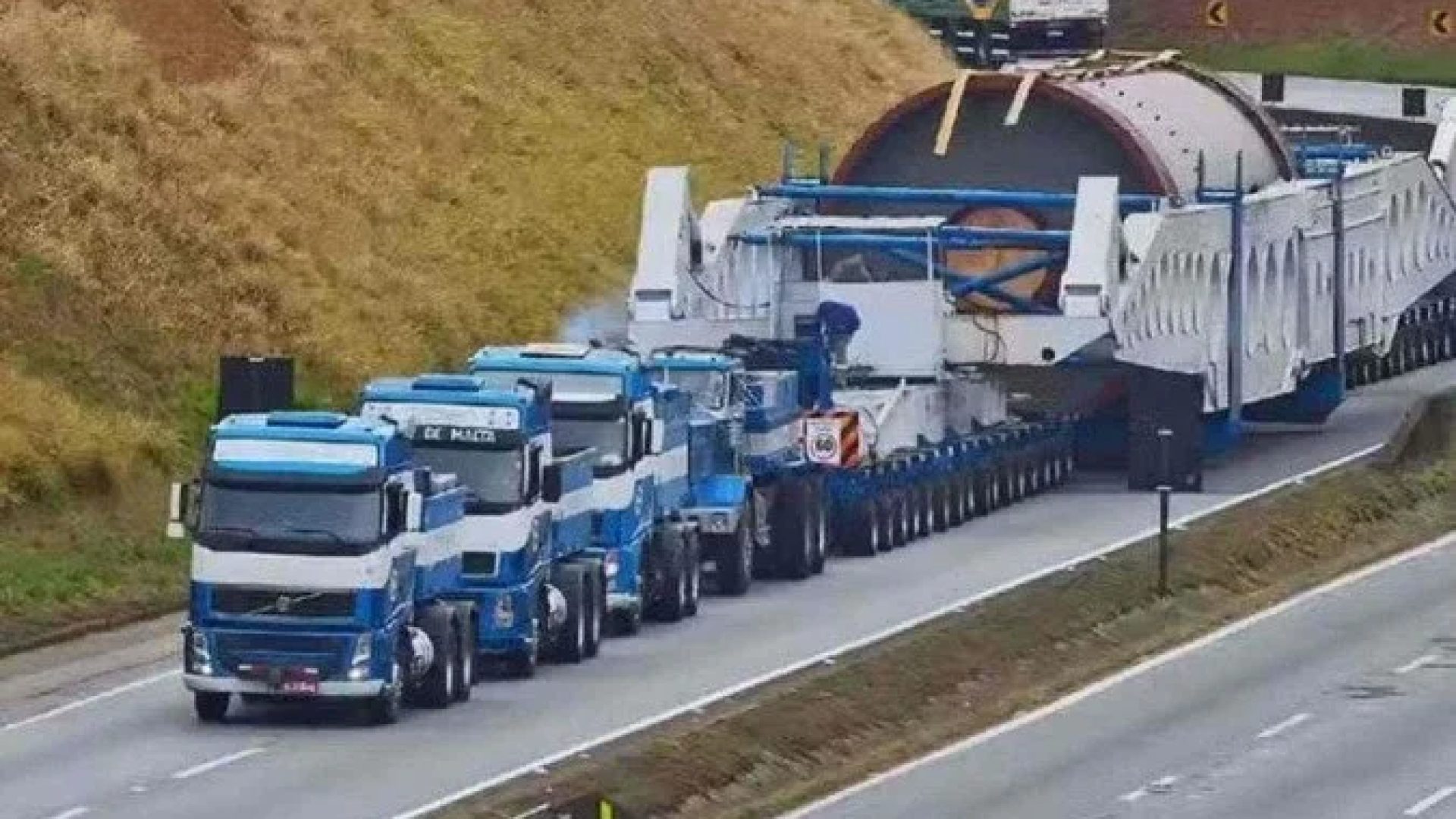 A carreta superdimensionada tem mais de 123 metros de comprimento e aproximadamente 600 toneladas -  (crédito: PMRv/Reprodução)
