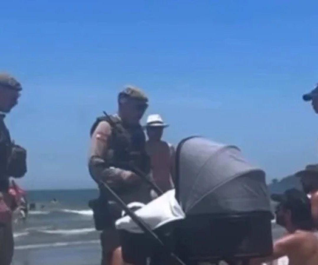 O casal estava na faixa de areia junta ao filho, um bebê de colo, dentro do carrinho -  (crédito: Reprodu&ccedil;&atilde;o/Jornal Raz&atilde;o)