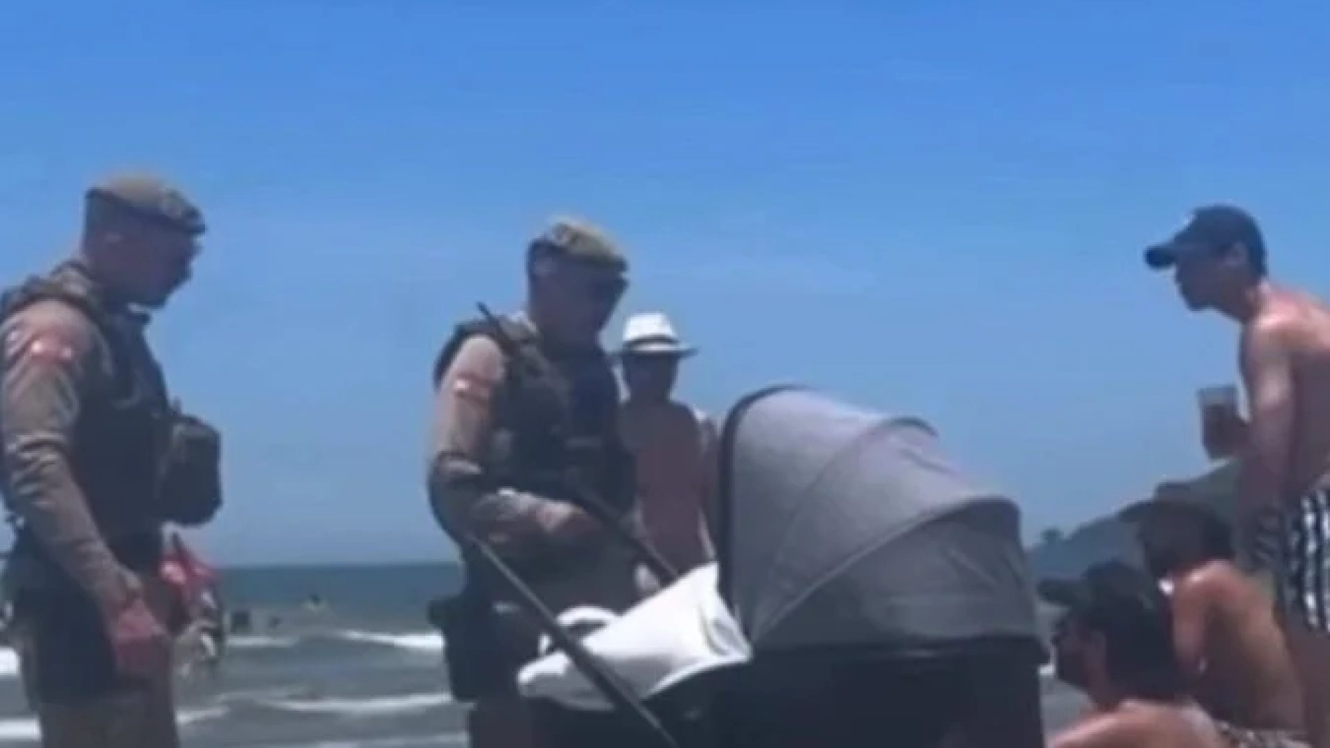 O casal estava na faixa de areia junta ao filho, um bebê de colo, dentro do carrinho -  (crédito: Reprodu&ccedil;&atilde;o/Jornal Raz&atilde;o)