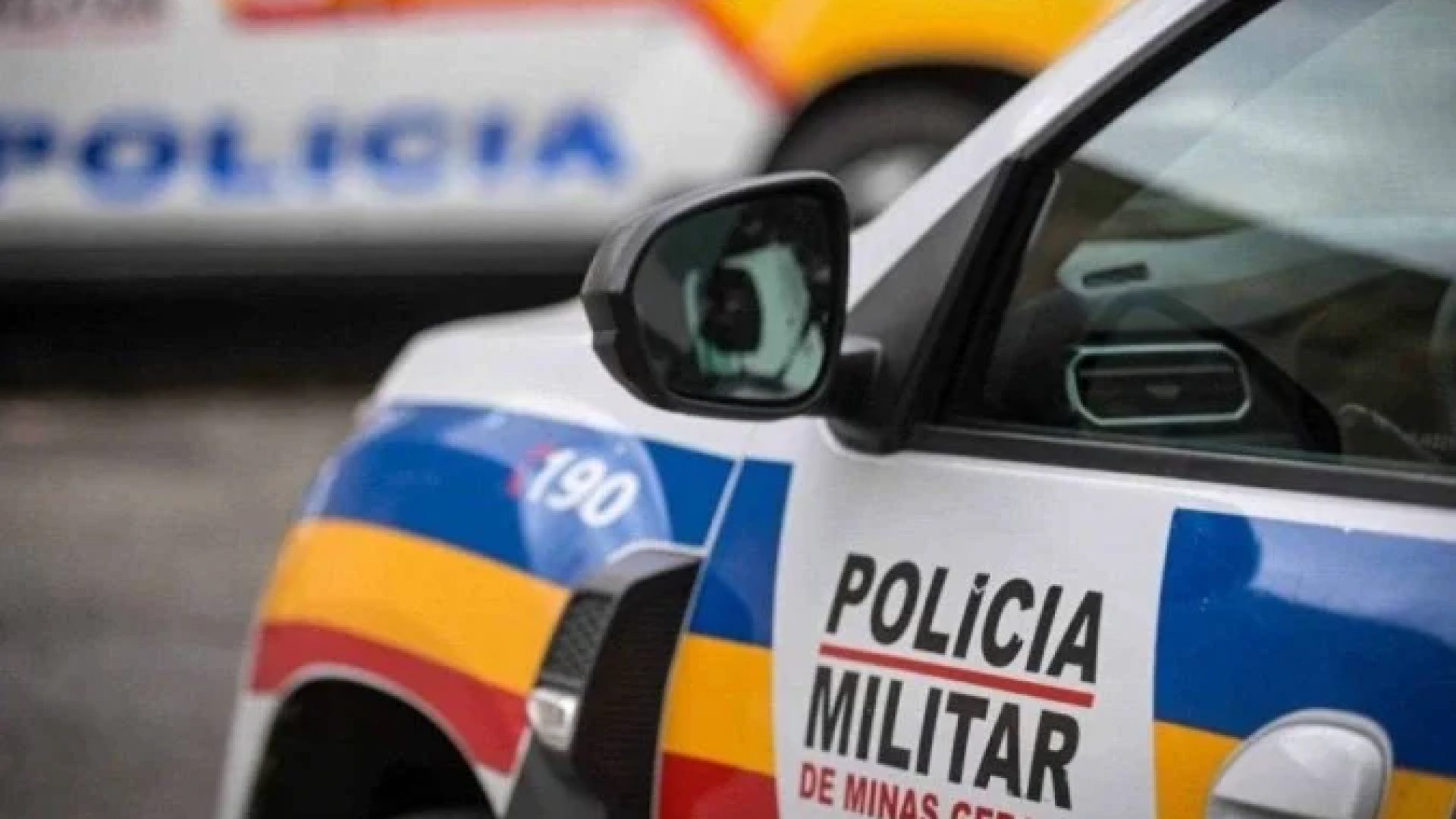 PM foi acionada e encontrou v&iacute;tima ca&iacute;da no ch&atilde;o, ao lado de porta aberta de carro -  (crédito: Leandro Couri/EM/D.A Press)