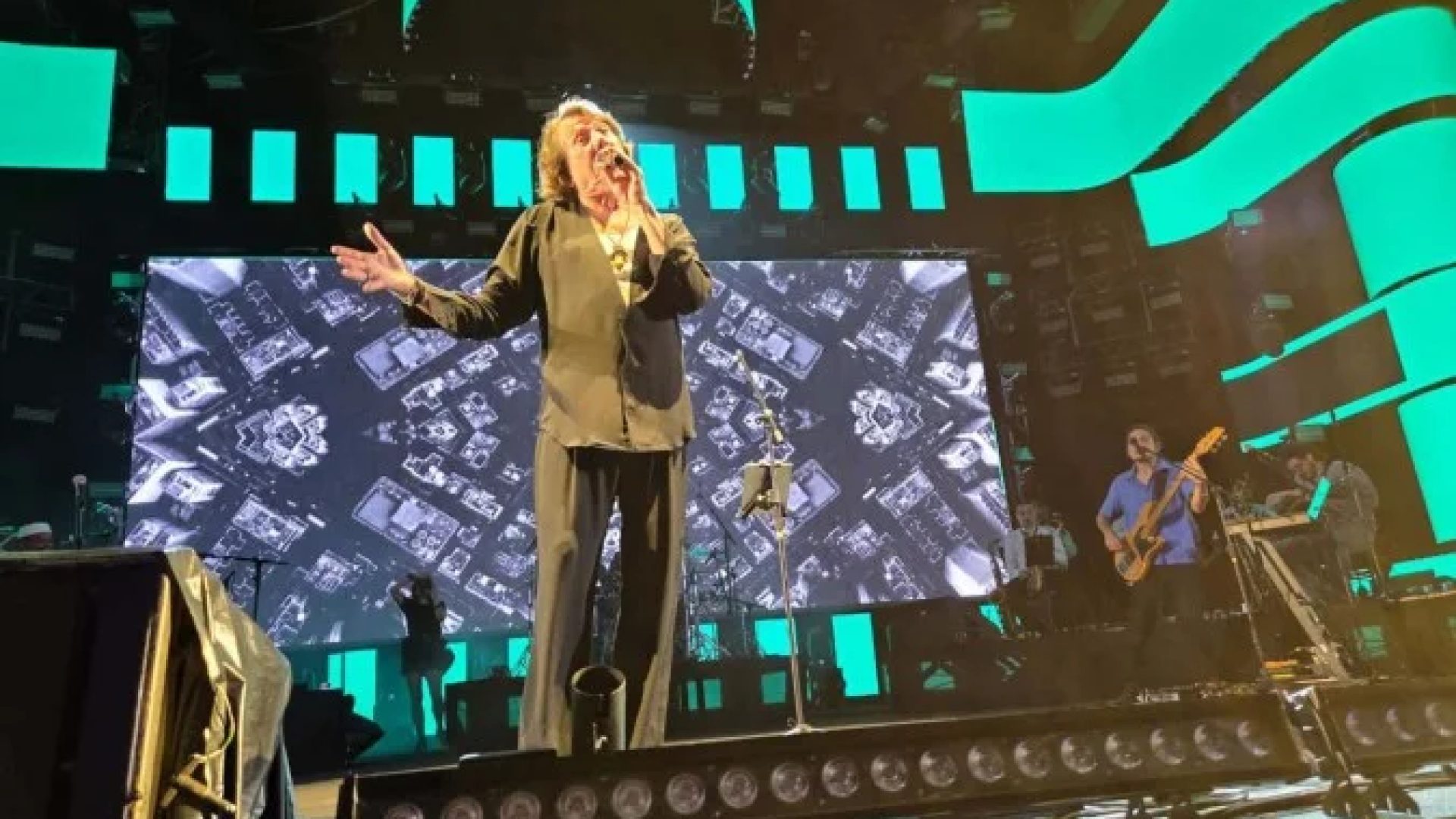 No palco do Marco Zero, o cantor e compositor Lenine foi uma das atrações da abertura do carnaval pernambucano, no centro de Recife -  (crédito:  Darcianne Diogo CB/DA Press)