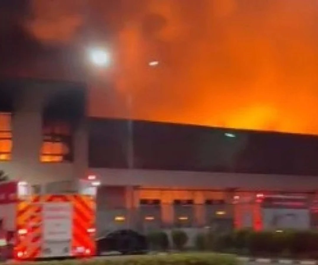 Incêndio em galpão de São Paulo -  (crédito: Reprodução/X/@BombeirosPMESP)