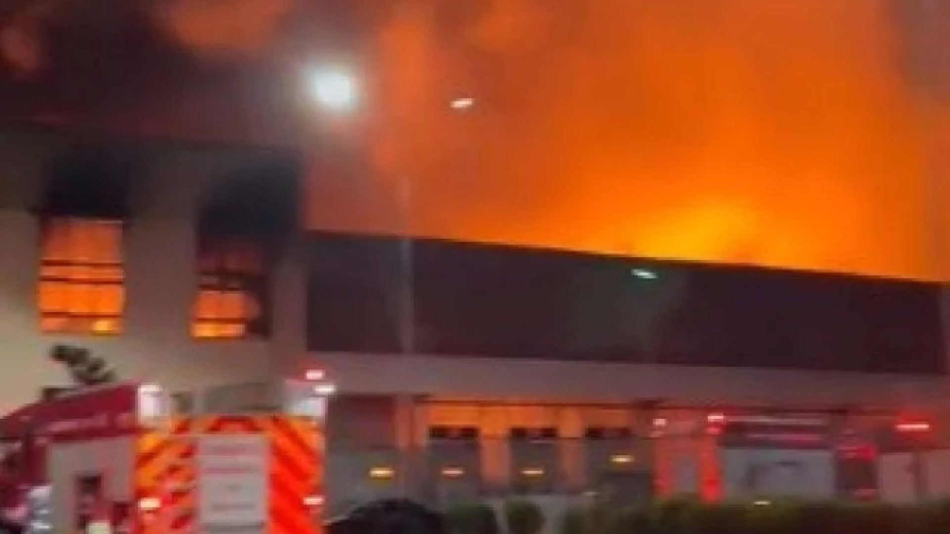 Incêndio em galpão de São Paulo -  (crédito: Reprodução/X/@BombeirosPMESP)