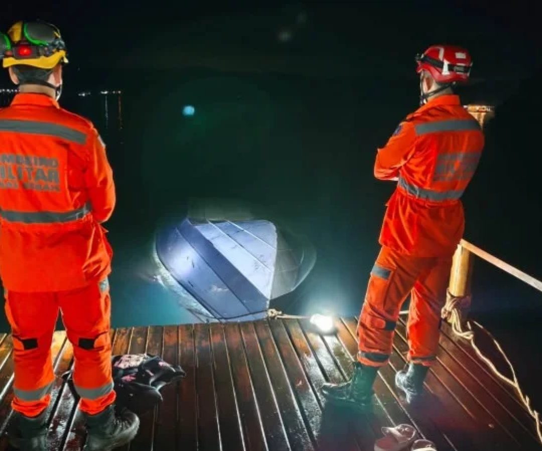 Seis pessoas morreram na noite deste sábado (21), em um acidente náutico na divisa entre São Paulo e Minhas Gerais -  (crédito: Divulgação CBMMG.)