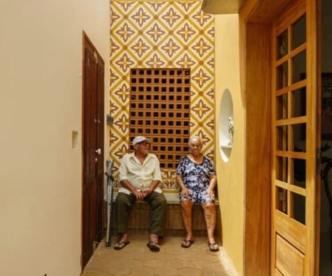 Fachada da Casa de Mainha, em Feira Nova (PE), construída nos anos 1980 e reformada em 2022 pelo arquiteto Zé Vágner para sua mãe, Dona Marinalva. O projeto venceu o ArchDaily Building of the Year 2026 na categoria