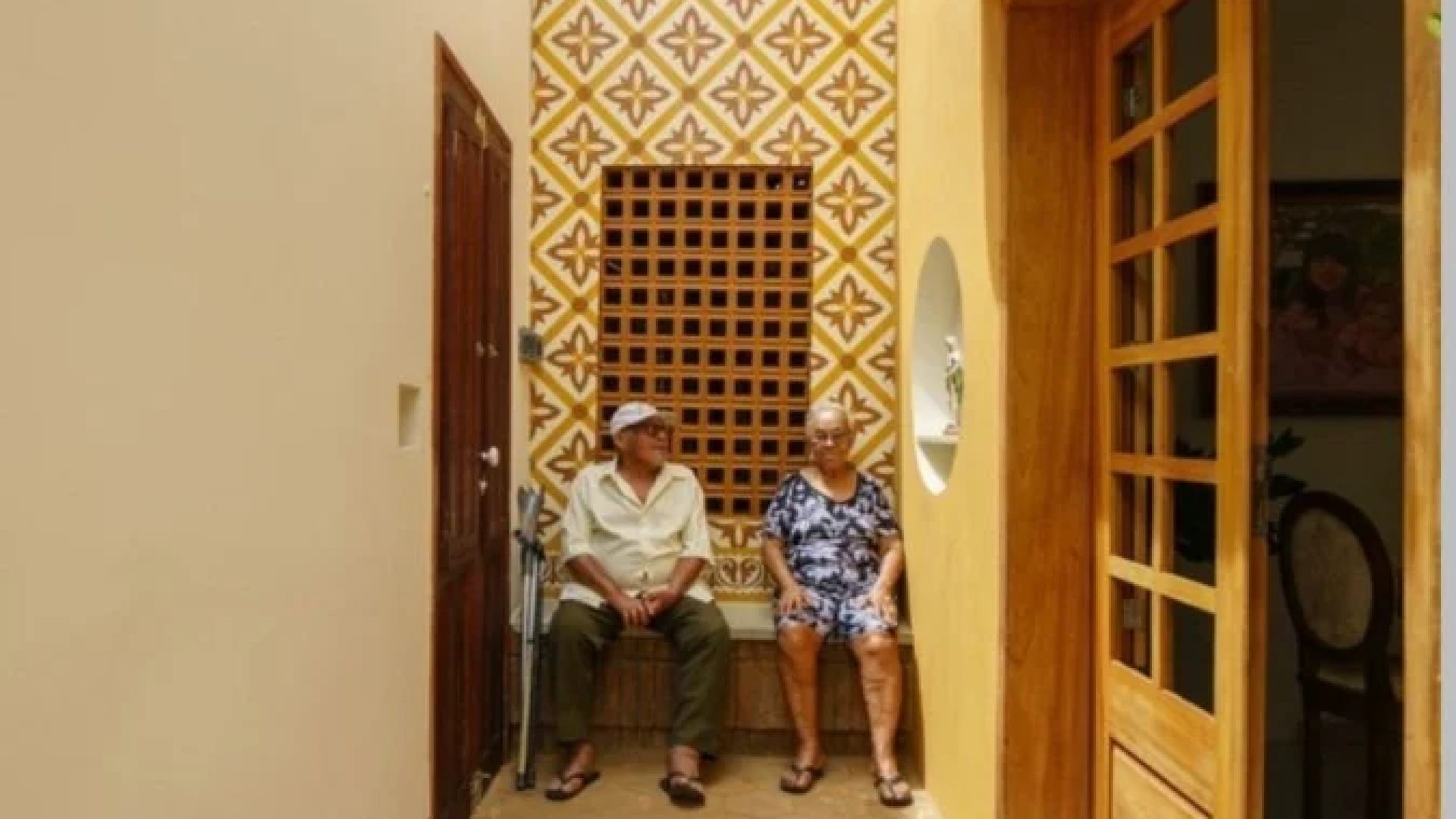 Fachada da Casa de Mainha, em Feira Nova (PE), construída nos anos 1980 e reformada em 2022 pelo arquiteto Zé Vágner para sua mãe, Dona Marinalva. O projeto venceu o ArchDaily Building of the Year 2026 na categoria