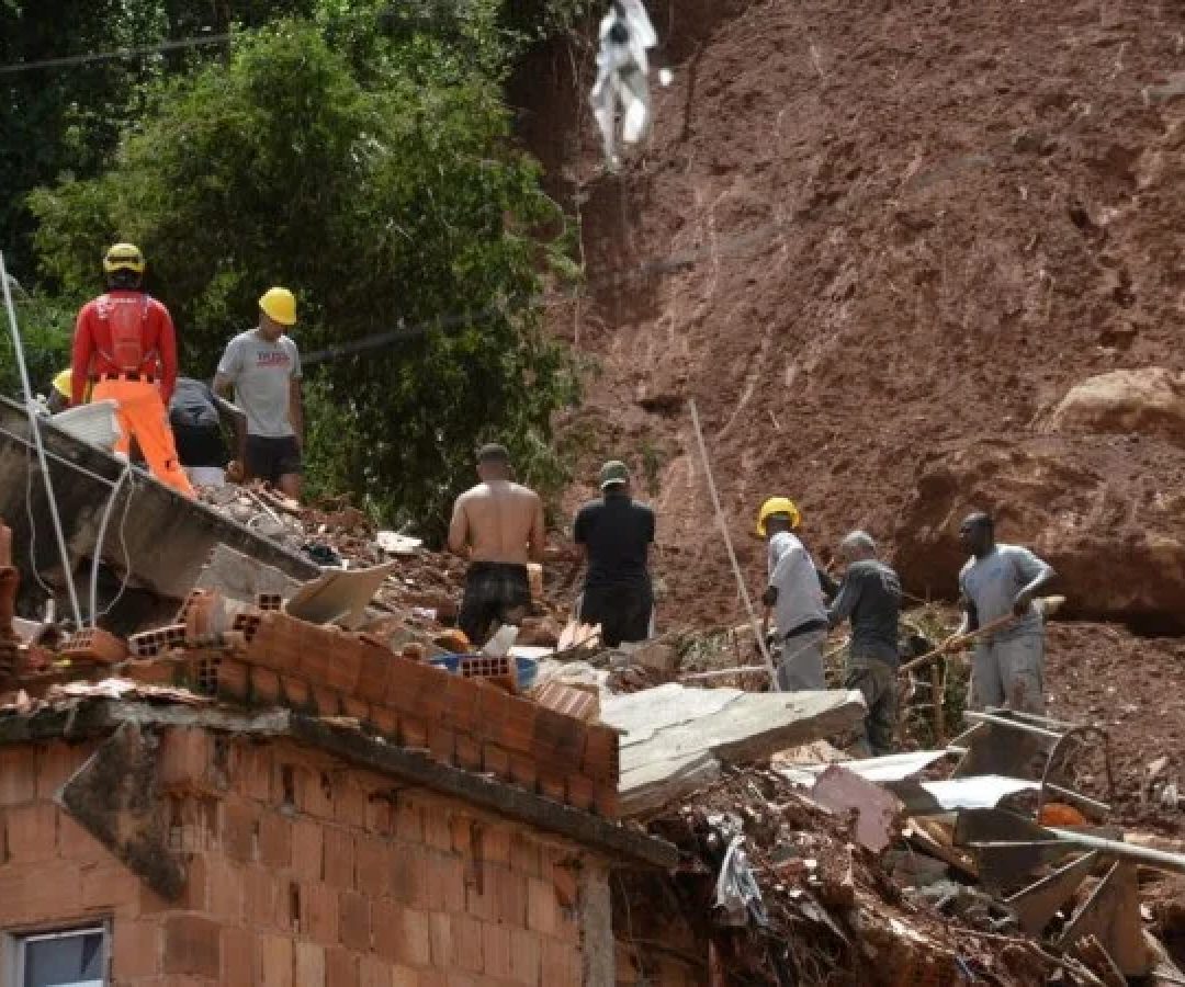 Deslizamento em Juiz de Fora leva bombeiros a evacuarem a área -  (crédito: Mateus Parreiras/EM/D.A Press)