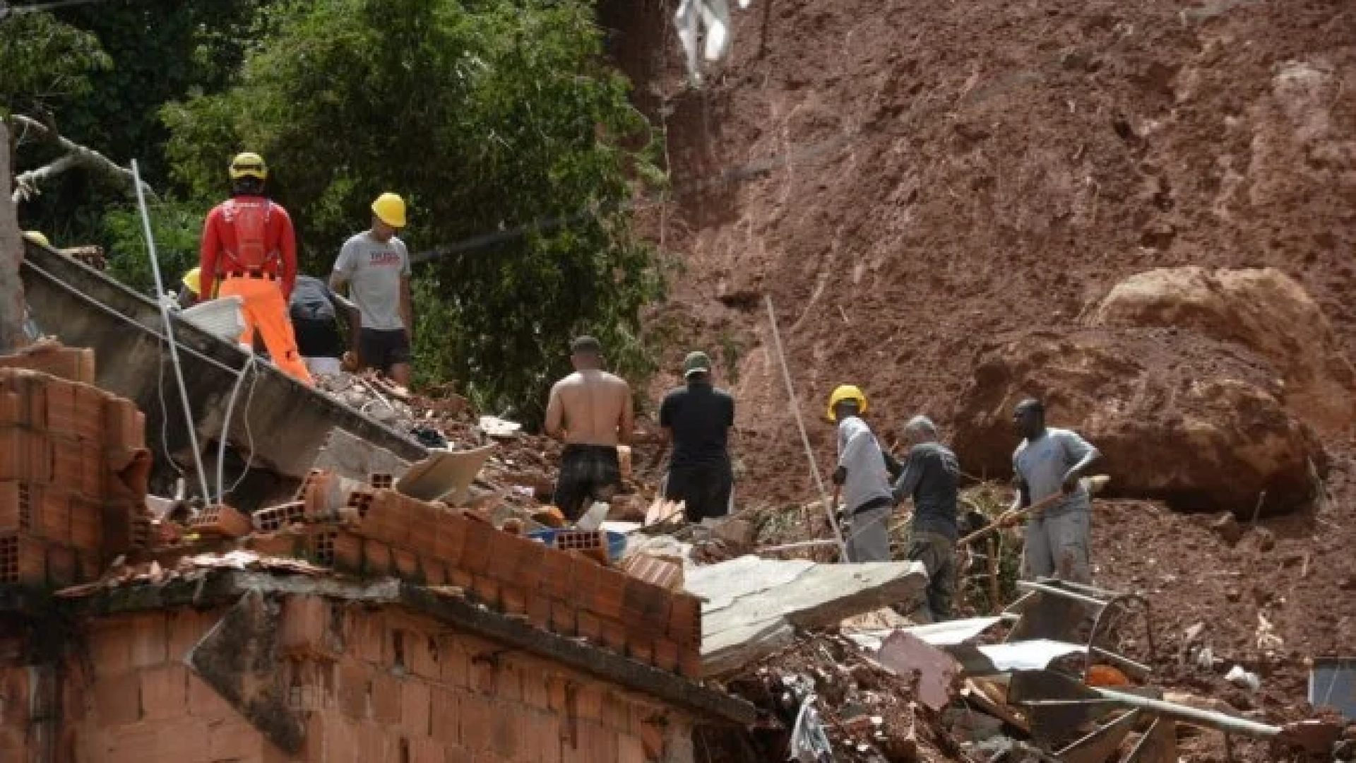 Deslizamento em Juiz de Fora leva bombeiros a evacuarem a área -  (crédito: Mateus Parreiras/EM/D.A Press)