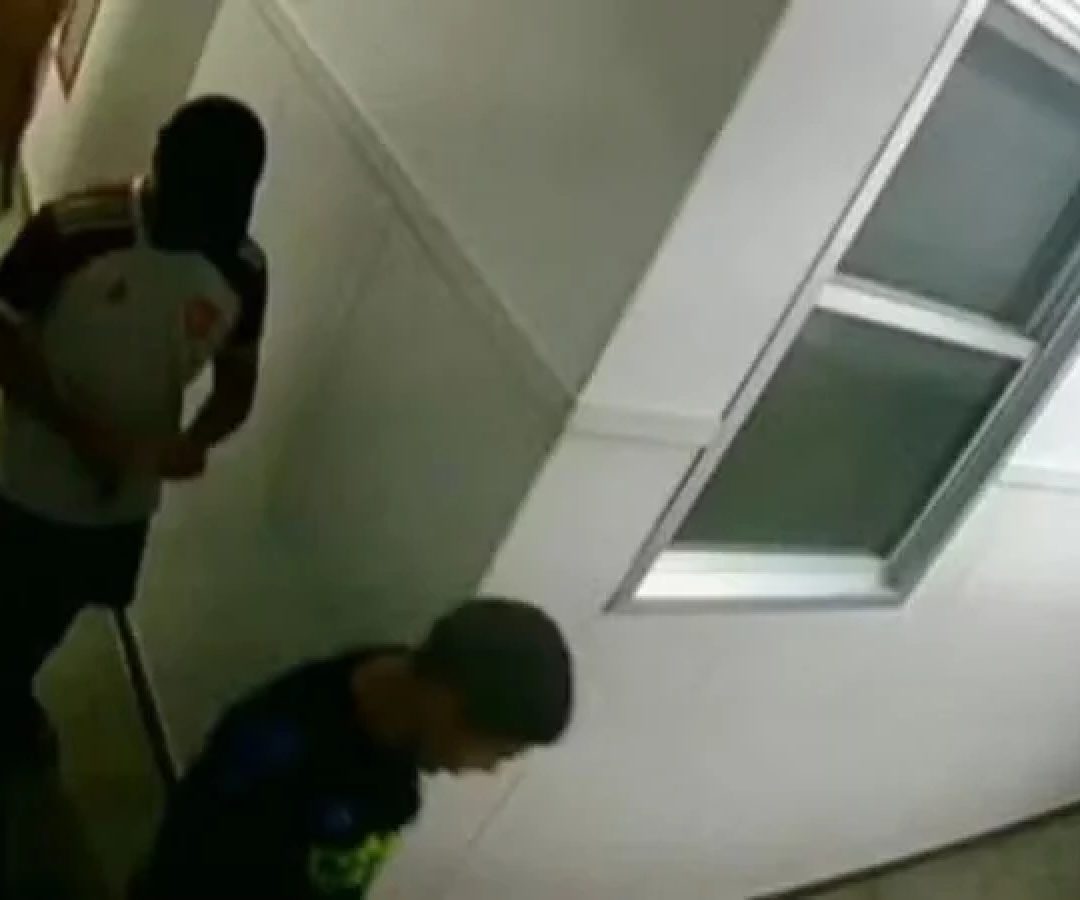 Em janeiro, uma jovem de 17 anos foi estuprada por quatro homens e um adolescente no Rio de Janeiro (RJ). O caso só veio à tona neste mês -  (crédito:  Reprodução)