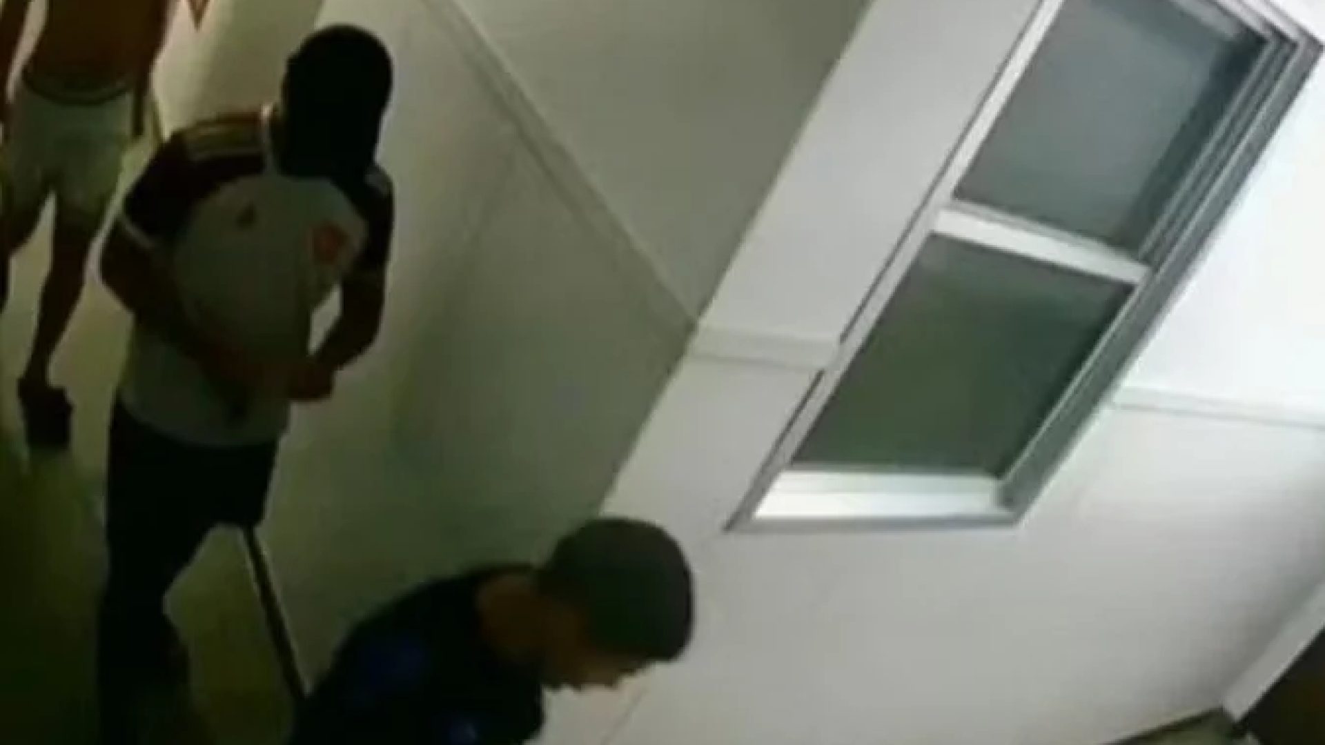 Em janeiro, uma jovem de 17 anos foi estuprada por quatro homens e um adolescente no Rio de Janeiro (RJ). O caso só veio à tona neste mês -  (crédito:  Reprodução)