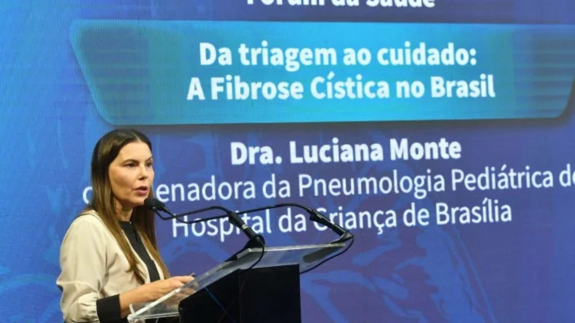 Luciana Monte, presidente da Sociedade de Pediatria do Distrito Federal, durante o 1º Painel