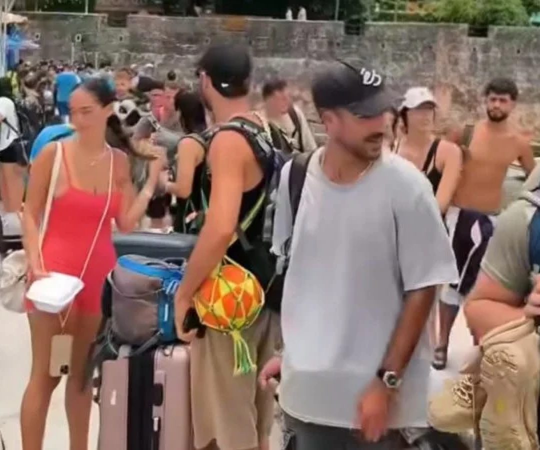 Jovens isralenses estão saindo as pressas do Morro de São Paulo na Bahia.  -  (crédito: Reprodução/MorroSPTur)