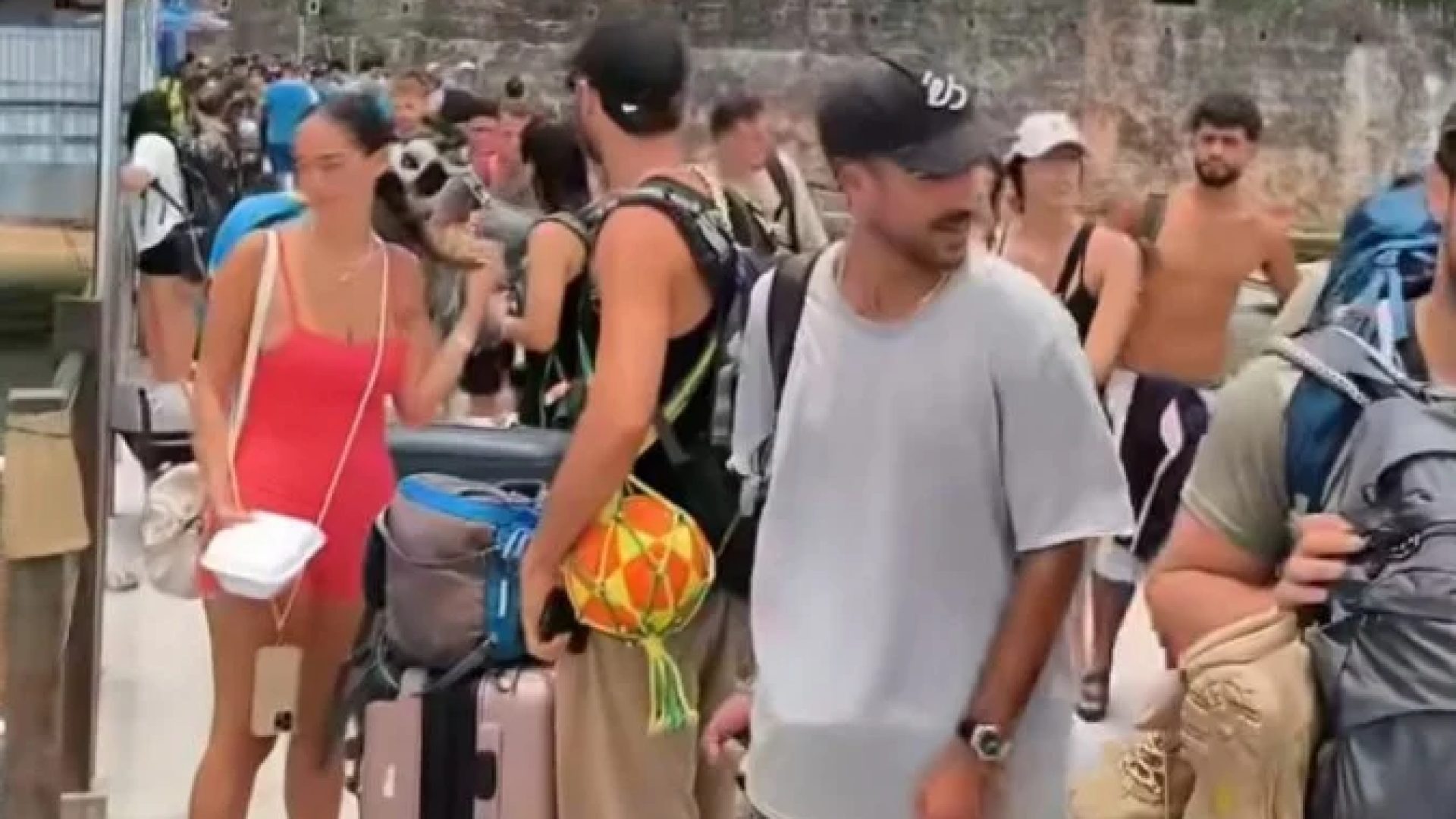 Jovens isralenses estão saindo as pressas do Morro de São Paulo na Bahia.  -  (crédito: Reprodução/MorroSPTur)