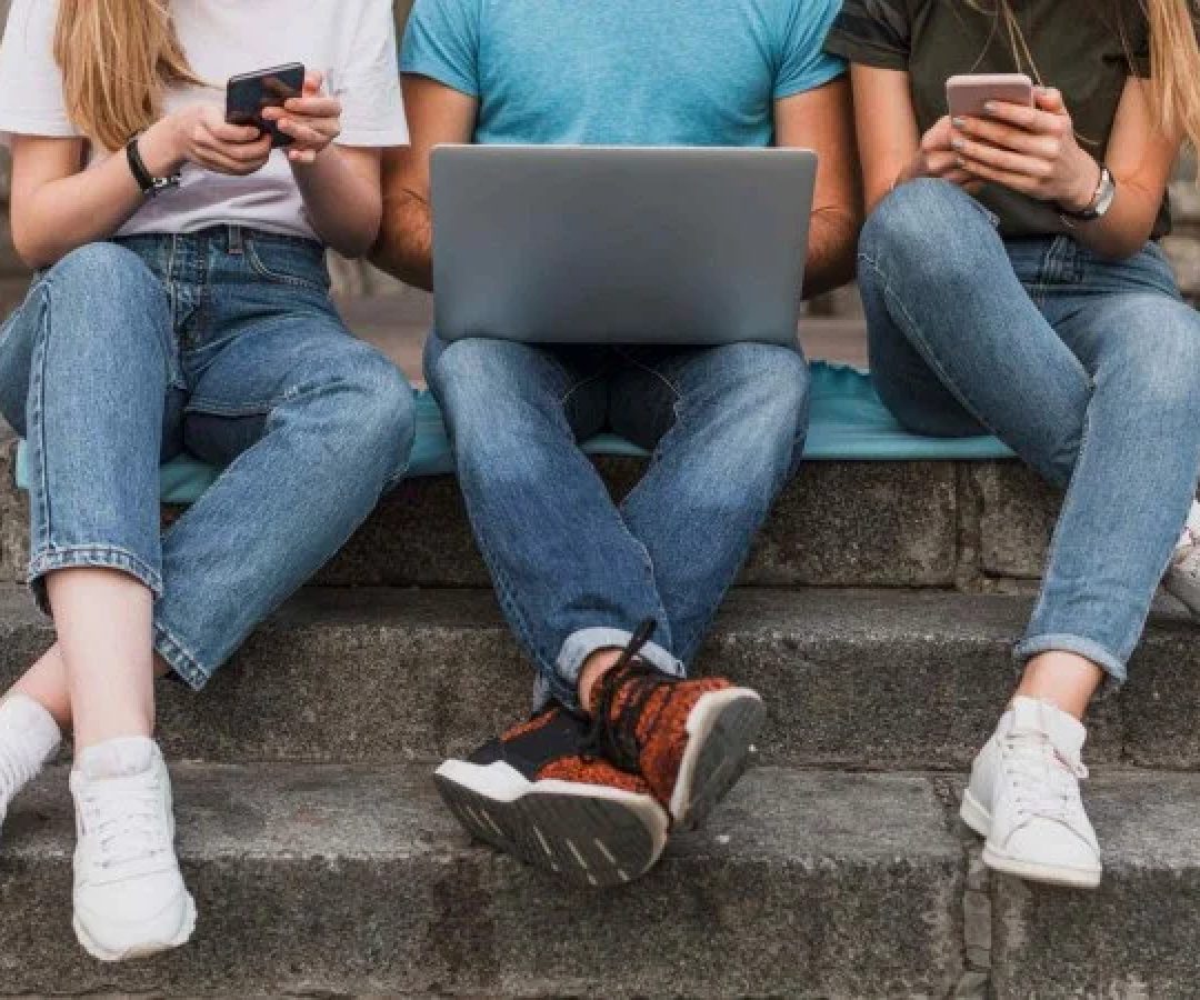 Dados indicam que vítimas de exploração ou abuso sexual facilitado pela tecnologia têm cinco vezes mais chances de se automutilar ou apresentar pensamentos suicidas, afetando tanto meninas quanto meninos. -  (crédito: Reprodução/Freepik)