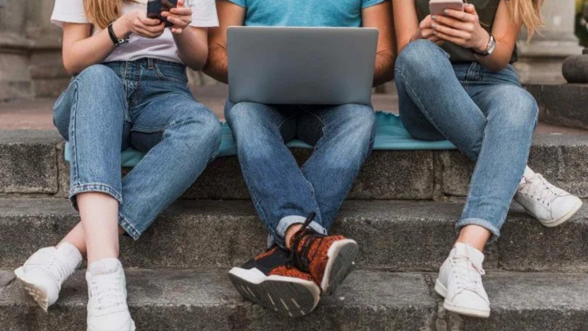 Dados indicam que vítimas de exploração ou abuso sexual facilitado pela tecnologia têm cinco vezes mais chances de se automutilar ou apresentar pensamentos suicidas, afetando tanto meninas quanto meninos. -  (crédito: Reprodução/Freepik)