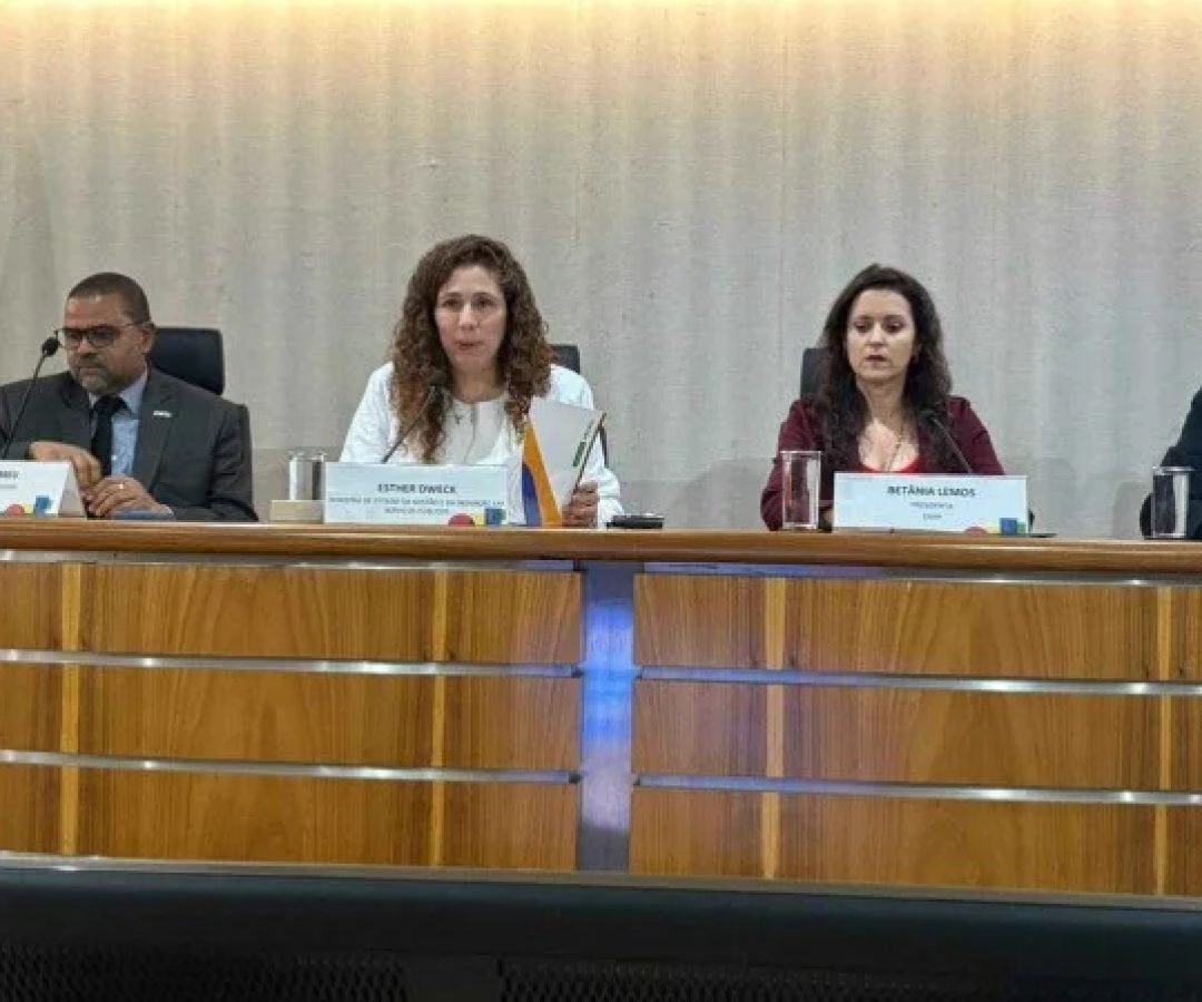 A ministra Esther Dweck apresenta balanço da segunda edição do CPNU em coletiva de imprensa -  (crédito: Raphaela Peixoto/ CB/D.A Press)