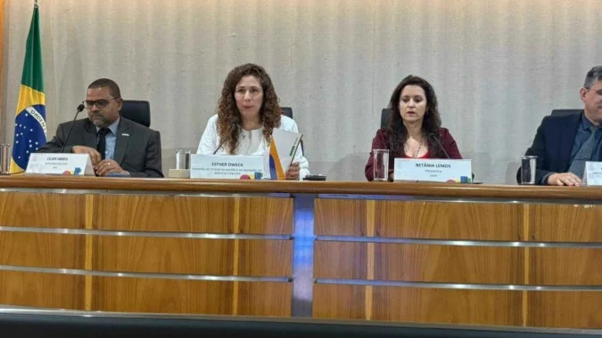 A ministra Esther Dweck apresenta balanço da segunda edição do CPNU em coletiva de imprensa -  (crédito: Raphaela Peixoto/ CB/D.A Press)