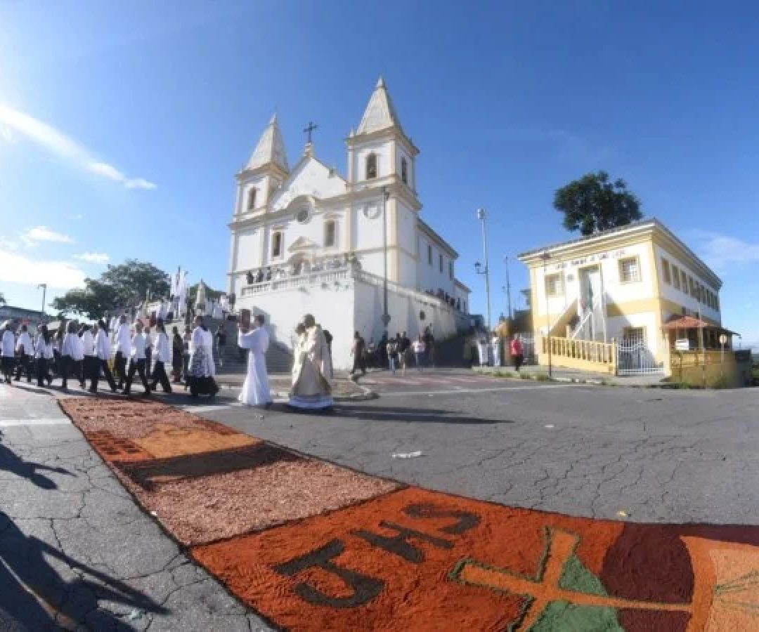Missa de Páscoa e confecção dos tapetes, na Igreja de Santa Luzia-MG. -  (crédito: Gladyston Rodrigues/EM/D.A. Press)