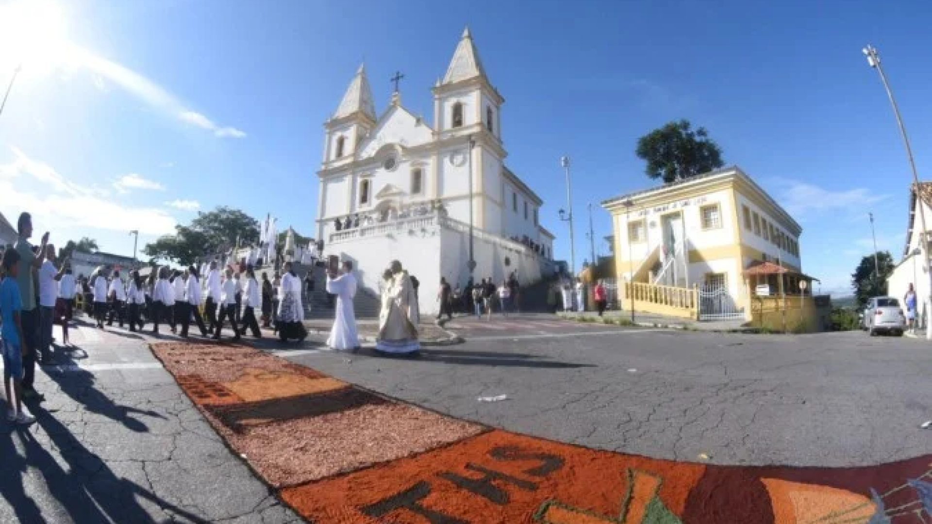 Missa de Páscoa e confecção dos tapetes, na Igreja de Santa Luzia-MG. -  (crédito: Gladyston Rodrigues/EM/D.A. Press)
