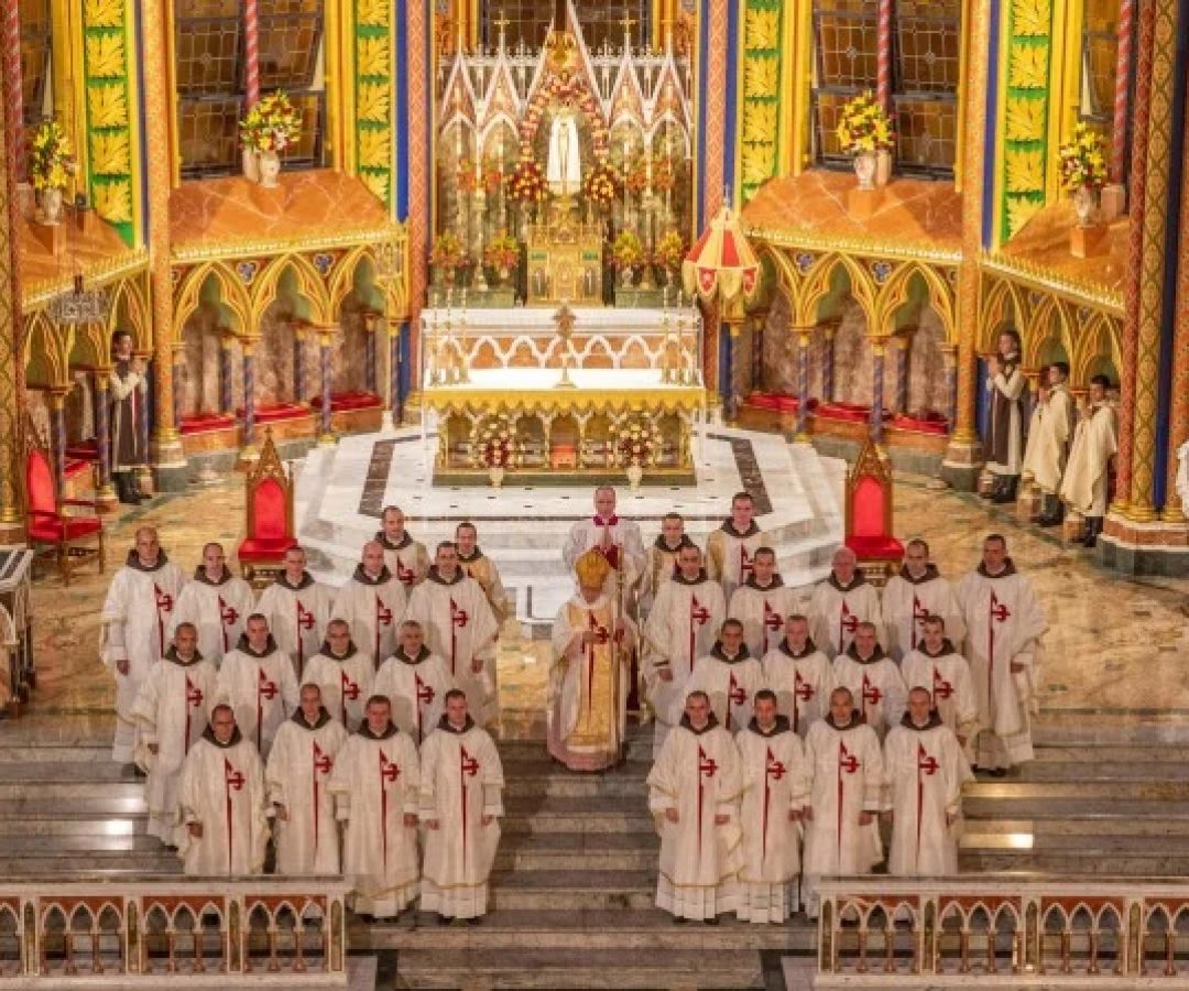 Recém ordenados receberam a unção com o Santo Crisma, bem como a patena e o cálice -  (crédito: Reprodução)