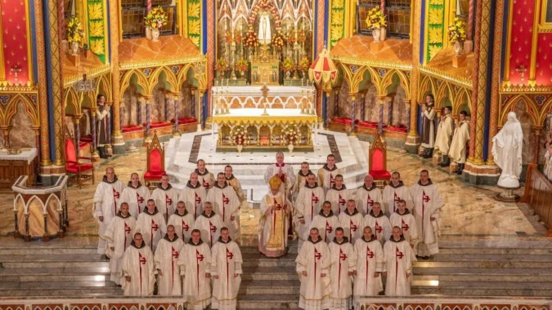 Recém ordenados receberam a unção com o Santo Crisma, bem como a patena e o cálice -  (crédito: Reprodução)