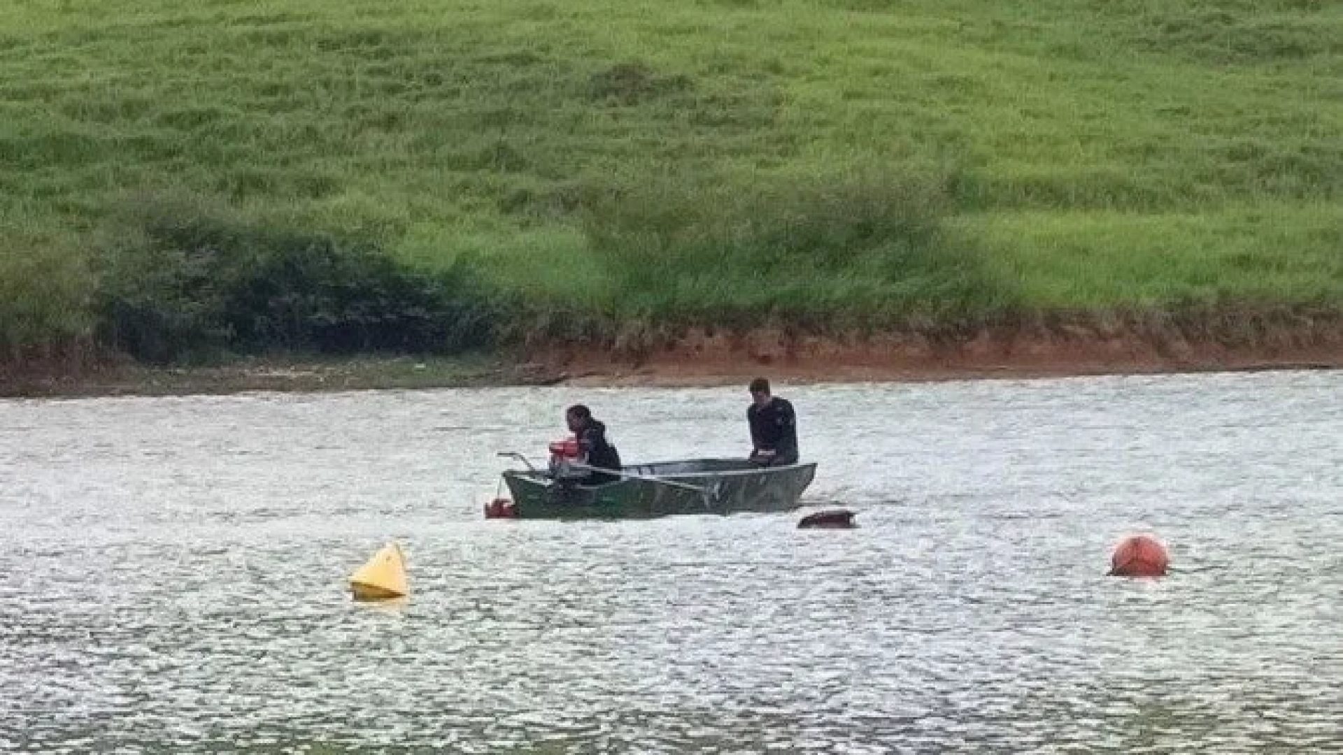 No terceiro dia de buscas, o corpo de um idoso de 71 anos foi encontrado no Rio Gl&oacute;ria pelo Corpo de Bombeiros Militar de Minas Gerais (CBMMG) -  (crédito: Divulga&ccedil;&atilde;o CBMMG)