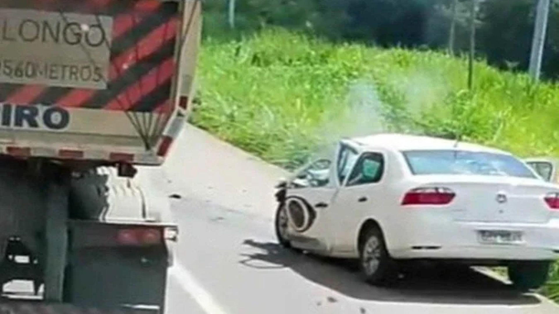 Colisão do carro da TV Band -  (crédito: Reprodução/Redes Sociais )