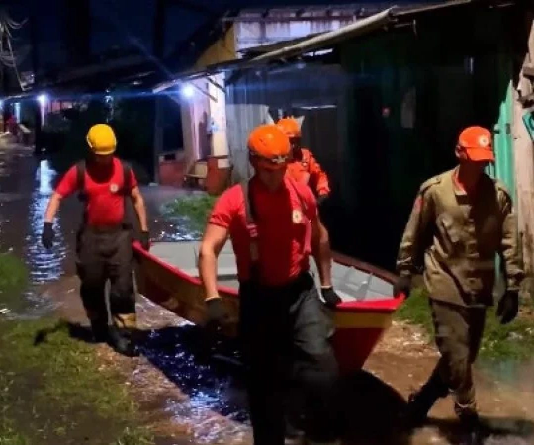 Devido às fortes chuvas, a prefeitura precisou implementar pontos de apoio e distribuição de água potável, além de alimentos e colchões para famílias afetadas -  (crédito: Reprodução/Instagram @prefeiturabelem)